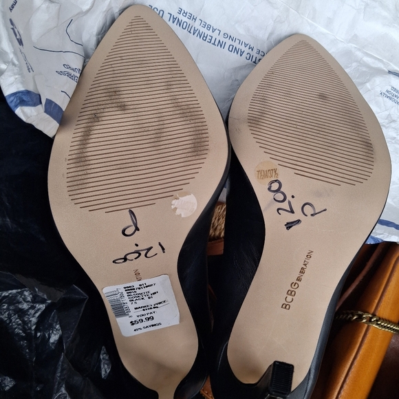 🆕BCBGeneration Cosette Black Leather Pumps with Gold Trim Heel Backs Size 7.5M - Picture 15 of 16